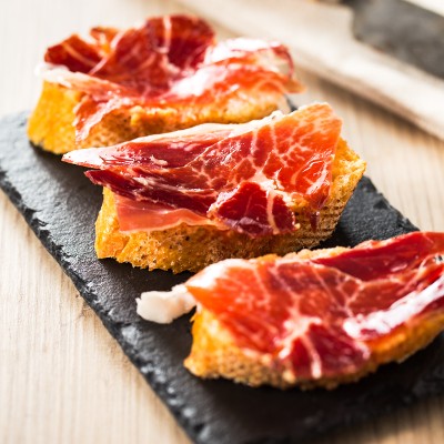 Maestro Jamonero cutting Jamón Pata Negra